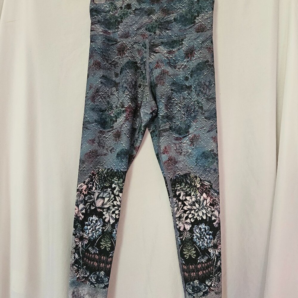 Evolution & Creation Women's Capri Yoga Leggings Green w/ Floral print Sz S